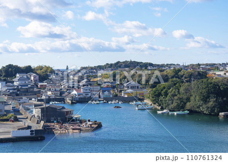 英虞湾 志摩町和具集落の風景 110761324