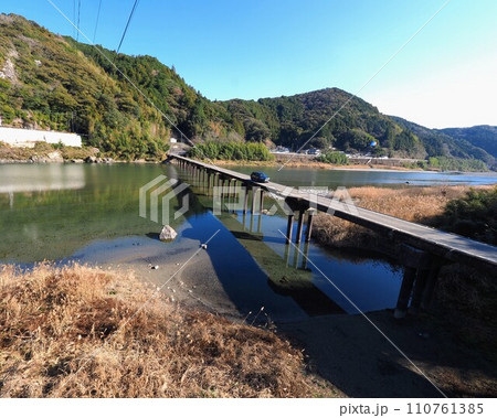 仁淀川に架かる名越屋沈下橋【高知県高岡郡日高村】3 仁淀川に架かる名越屋沈下橋【高知県高岡郡日高村】3 110761385