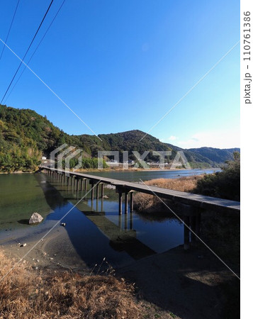 仁淀川に架かる名越屋沈下橋【高知県高岡郡日高村】3 仁淀川に架かる名越屋沈下橋【高知県高岡郡日高村】3 110761386