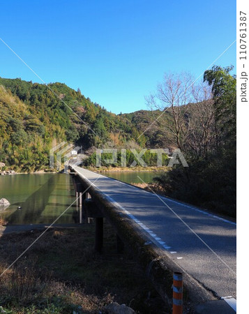 仁淀川に架かる名越屋沈下橋【高知県高岡郡日高村】2 110761387