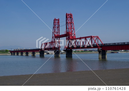 大川市　筑後川昇開橋対岸は佐賀県 110761428