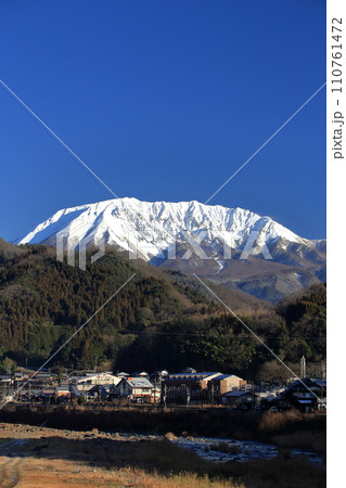 青空が広がる鳥取県の雪の伯耆大山 110761472