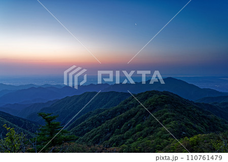丹沢・塔ノ岳から夜明けの表尾根と大山 110761479