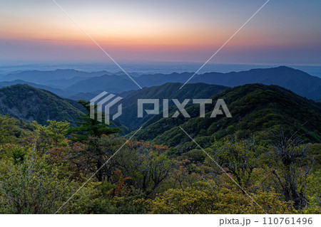 丹沢・塔ノ岳から夜明けの表尾根と大山 110761496