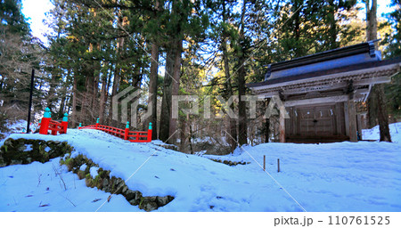 羽黒山　祓川神橋と祠 110761525