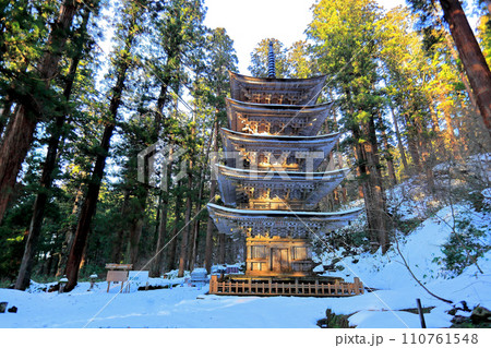 雪の積もった国宝 羽黒山五重塔 110761548