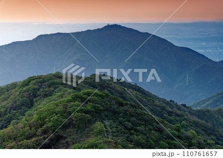 丹沢・塔ノ岳から見る夜明けの大山と表尾根 110761657