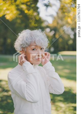 公園の60代女性の耳たぶ 公園の60代女性の耳たぶ 110761764