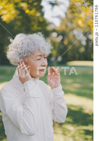 公園の60代女性の耳の不調 110761766