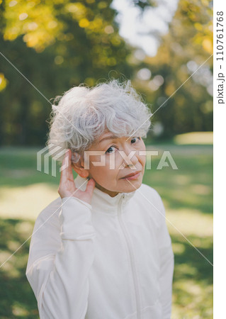 公園の60代女性の聞こえづらさ 110761768