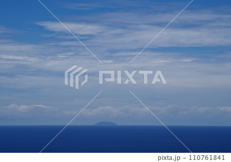宗像大島 風車展望所より神宿る島 世界遺産の沖ノ島を望む 宗像大島 風車展望所より神宿る島 世界遺産の沖ノ島を望む 110761841