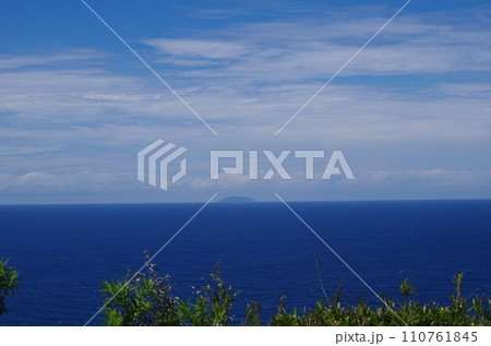 宗像大島 風車展望所より神宿る島 世界遺産の沖ノ島を望む 宗像大島 風車展望所より神宿る島 世界遺産の沖ノ島を望む 110761845