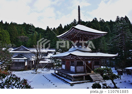 高野山金剛三昧院の冬景色 110761885