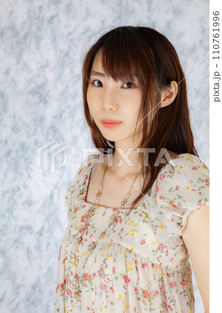見つめる女性 110761996