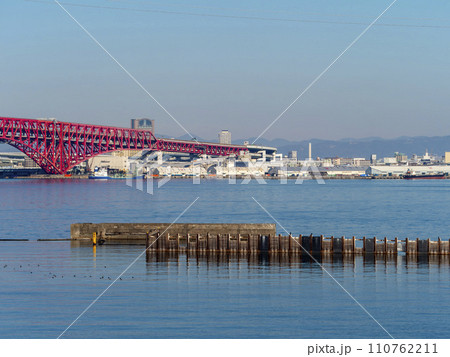 大阪港内港と港大橋 110762211