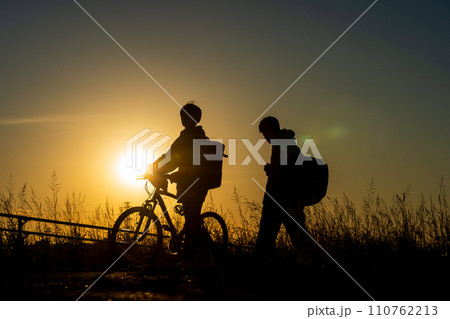 学校帰りの少年と夕日 学校帰りの少年と夕日 110762213