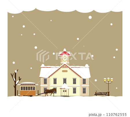 雪降る冬の札幌時計台 110762555