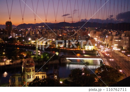 おりづるタワー展望台より原爆ドームと平和公園の夕景 110762711