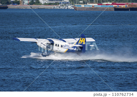 バンクーバー港の水上飛行機 バンクーバー港の水上飛行機 110762734