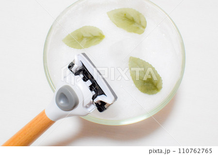 美容　髭剃り 110762765