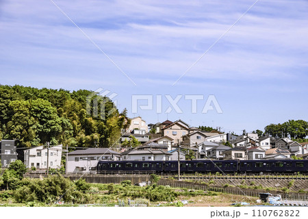 郊外を走る電車の風景 110762822