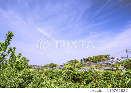 郊外を走る電車の風景 110762826