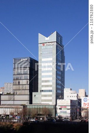 市ヶ谷、お堀沿いの風景 110762880