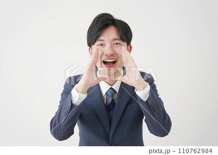 呼びかける若いビジネスマン　白背景 110762984