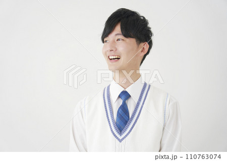 笑顔の男子高校生のポートレート　白背景 110763074