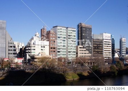飯田橋、お堀沿いの風景 110763094