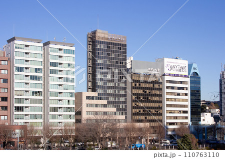 飯田橋、お堀沿いの風景 110763110
