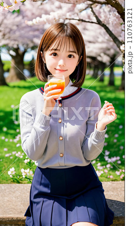 AI画像　満開の桜の公園で笑顔で花見をする若い女性 110763121