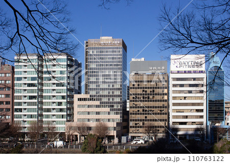 飯田橋、お堀沿いの風景 110763122
