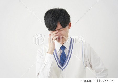 泣く男子高校生 白背景 泣く男子高校生 白背景 110763191