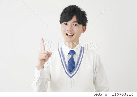 ひらめく男子高校生 白背景 ひらめく男子高校生 白背景 110763210