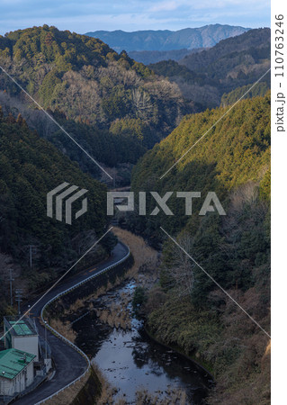 奈良市の水がめ　厳冬期の布目ダム　渓谷を流れ下る布目川➂ 110763246