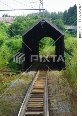 えちごトキめき鉄道からの車窓風景（旧信越本線）二本木駅付近スイッチバック 110763267