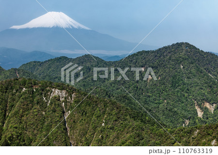 丹沢・蛭ヶ岳稜線から見る残雪の富士山と檜洞丸 110763319