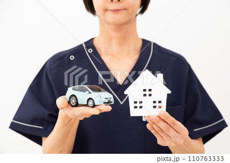 家と車の模型を持つ医療従事者・看護師・ドクター・介護職 家と車の模型を持つ医療従事者・看護師・ドクター・介護職 110763333