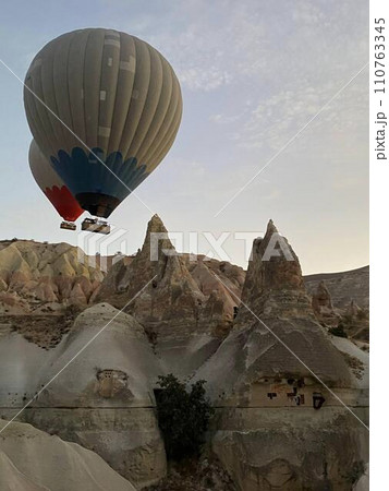 トルコ、カッパドキア、世界遺産、熱気球から撮影、夜明け トルコ、カッパドキア、世界遺産、熱気球から撮影、夜明け 110763345