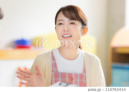 保育士のポートレート　撮影協力：有明教育芸術短期大学 110763414