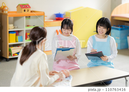 保育実習室で授業を受ける学生と先生 撮影協力:有明教育芸術短期大学 保育実習室で授業を受ける学生と先生 撮影協力:有明教育芸術短期大学 110763416