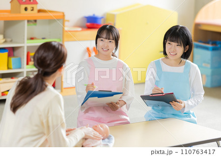 保育実習室で授業を受ける学生と先生 撮影協力:有明教育芸術短期大学 保育実習室で授業を受ける学生と先生 撮影協力:有明教育芸術短期大学 110763417