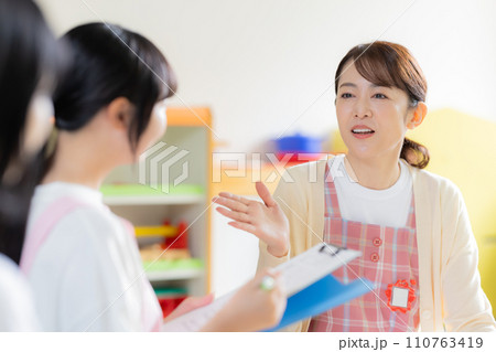 保育実習室で授業を受ける学生と先生　撮影協力：有明教育芸術短期大学 110763419