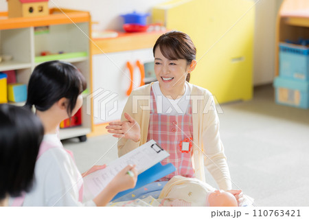 保育実習室で授業を受ける学生と先生　撮影協力：有明教育芸術短期大学 110763421