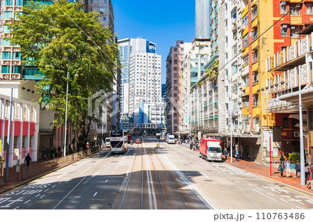 路面電車から見る香港の町並み 110763486
