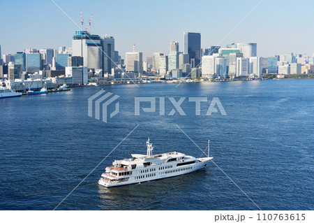 観光船が遊覧する東京湾の海岸の風景 110763615