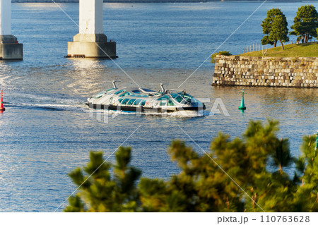 シーバスが航行する東京湾の夕景 シーバスが航行する東京湾の夕景 110763628