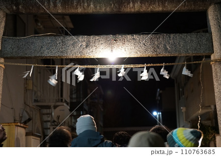 鳥居と御幣 110763685