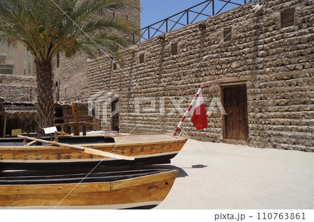 アラブ首長国連邦 ドバイ ドバイ博物館のダウ船 110763861